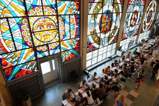 Applicants submit documents to get higher education
