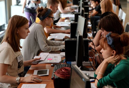 Applicants submit documents to get higher education