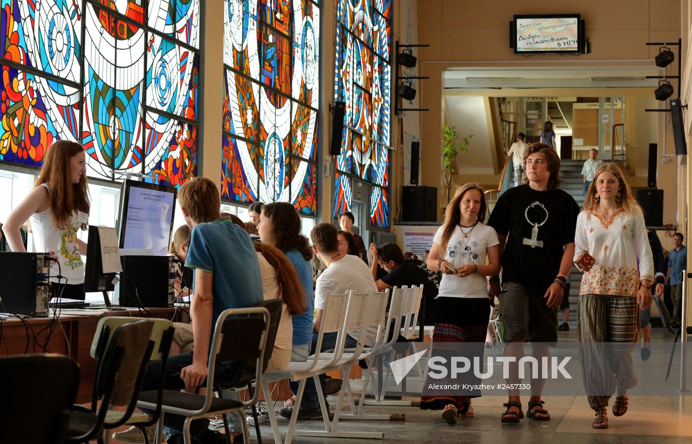 Applicants submit documents to get higher education