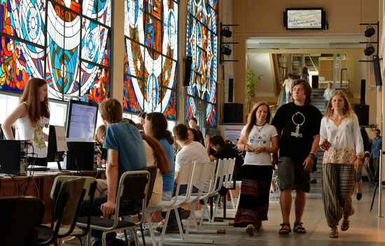Applicants submit documents to get higher education
