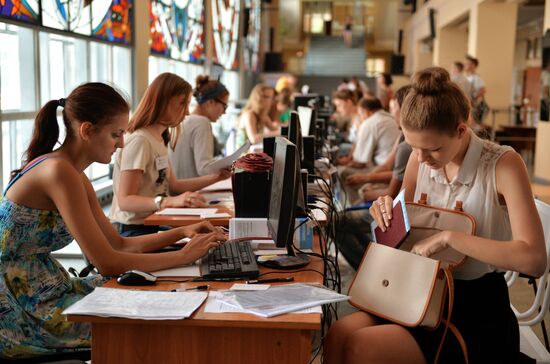 Applicants submit documents to get higher education