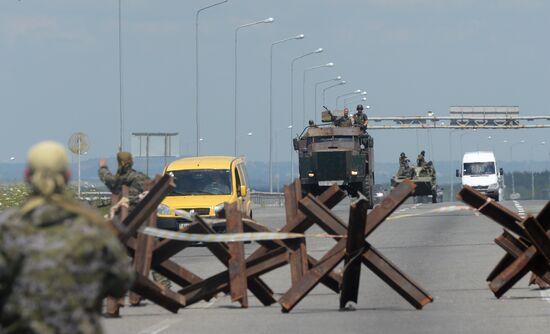 Column of self-defense forces vehicles enter Donetsk