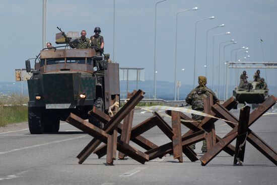 Column of self-defense forces vehicles enter Donetsk