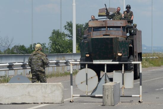 Column of self-defense forces vehicles enter Donetsk