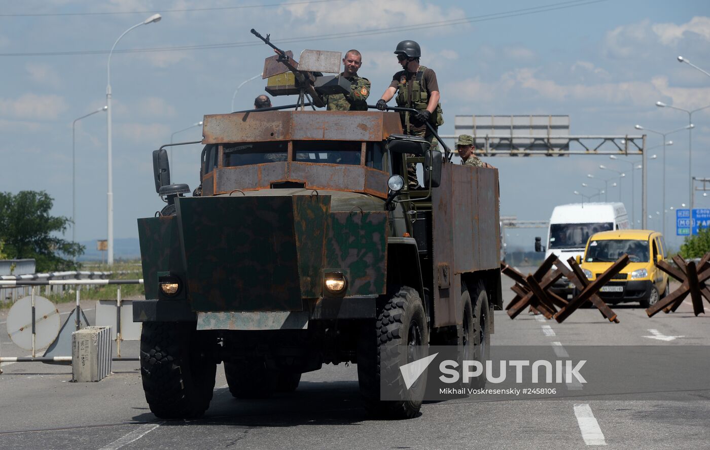 Column of self-defense forces vehicles enter Donetsk