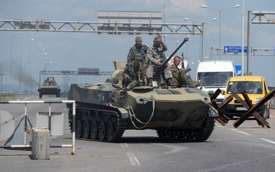 Column of self-defense forces vehicles enter Donetsk