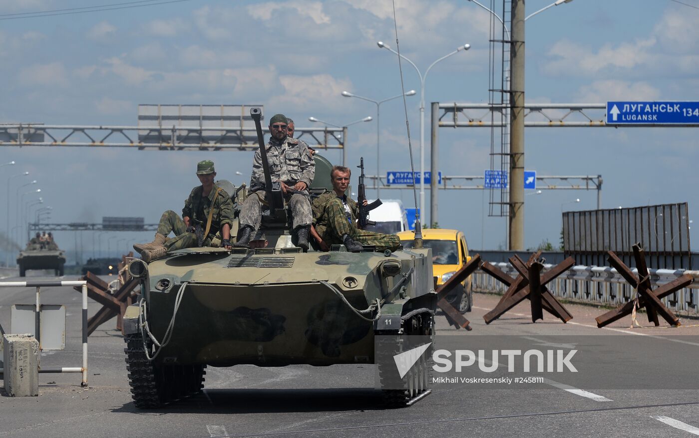 Column of self-defense forces vehicles enter Donetsk