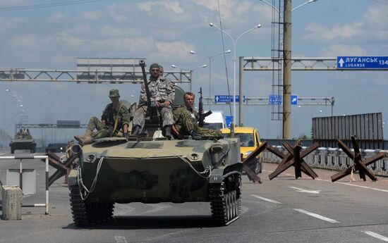 Column of self-defense forces vehicles enter Donetsk