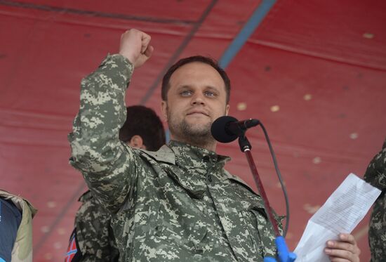 Donetsk residents stage rally in support of Donetsk People's Republic
