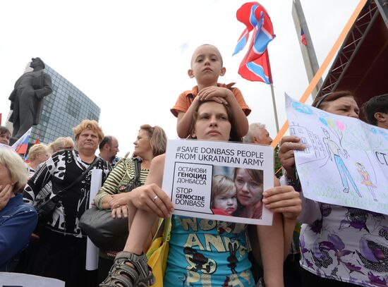 Donetsk residents stage rally in support of Donetsk People's Republic