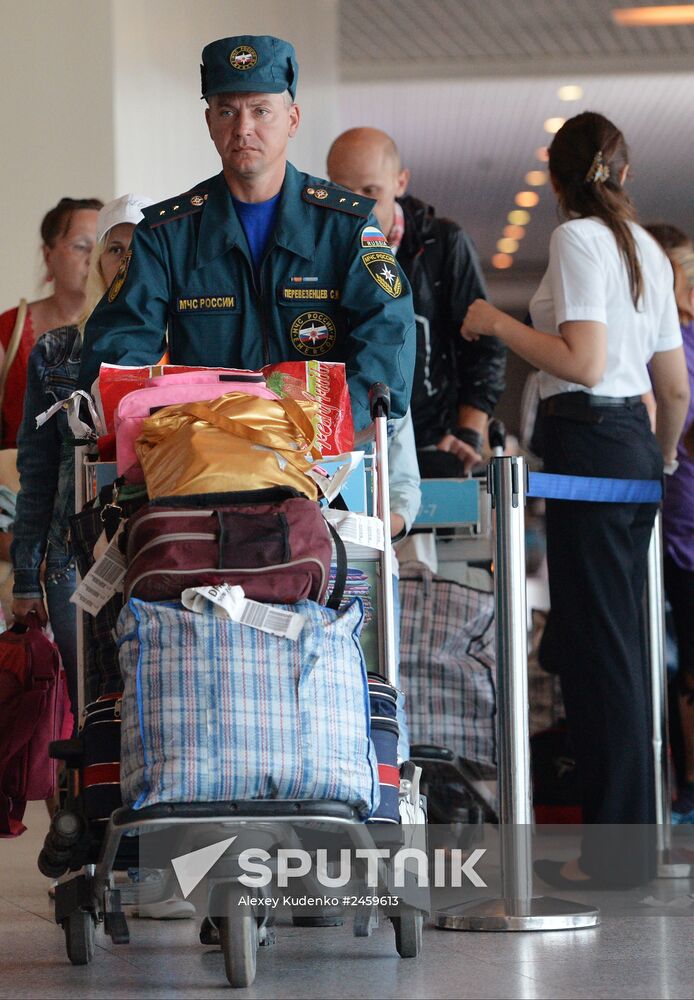 Ukrainian refugees arrive in Moscow aboard Russian Emergencies Ministry plane