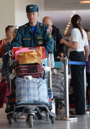 Ukrainian refugees arrive in Moscow aboard Russian Emergencies Ministry plane