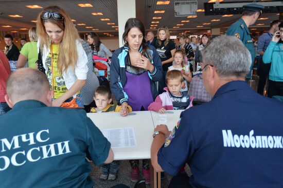 Ukrainian refugees arrive in Moscow aboard Russian Emergencies Ministry plane