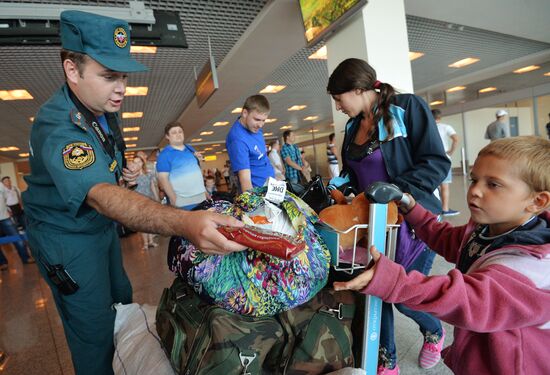 Ukrainian refugees arrive in Moscow aboard Russian Emergencies Ministry plane
