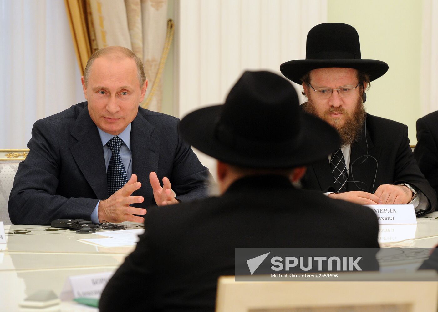 Vladimir Putin meets with delegation of rabbis from foreign countries