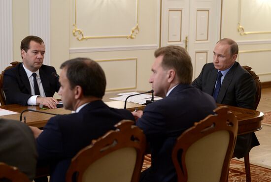 Vladimir Putin holds Government meeting