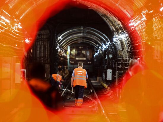 Night-time routine maintenance at Moscow metro