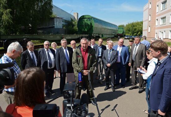 Dmitry Rogozin visits Khrunichev Center