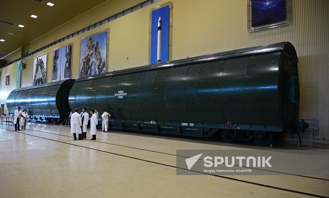 Dmitry Rogozin visits Khrunichev Center