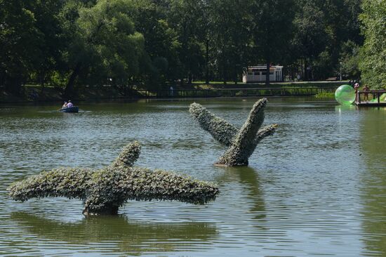 People relax at Moscow's Vorontsovsky Park
