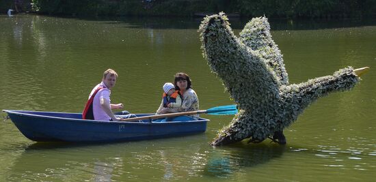 People relax at Moscow's Vorontsovsky Park