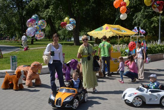 People relax at Moscow's Vorontsovsky Park