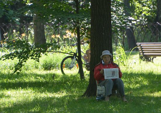 People relax at Moscow's Vorontsovsky Park