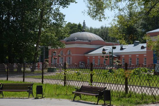 People relax at Moscow's Vorontsovsky Park