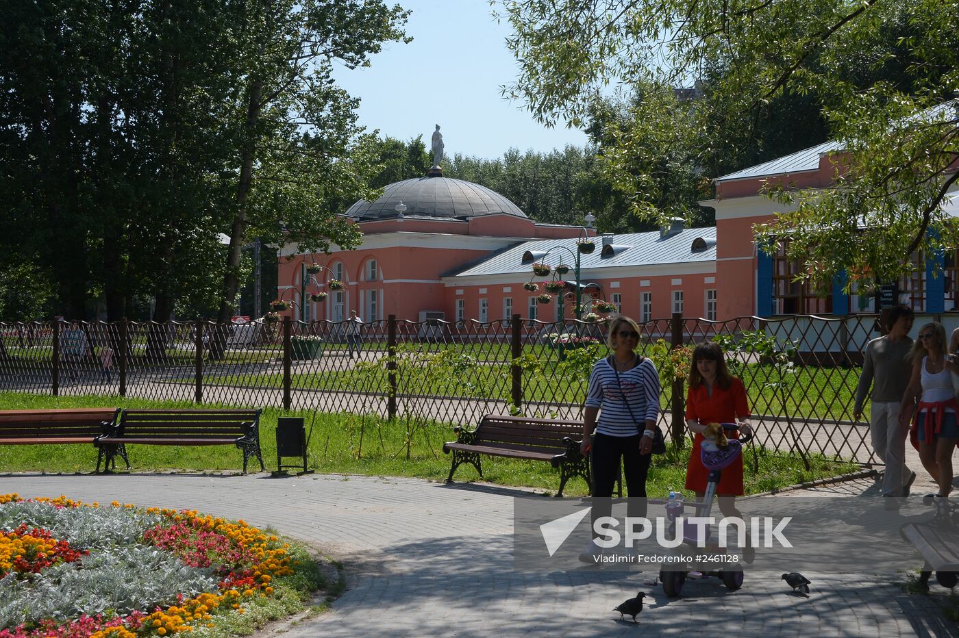 People relax at Moscow's Vorontsovsky Park
