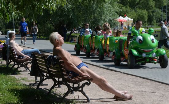 People relax at Moscow's Vorontsovsky Park