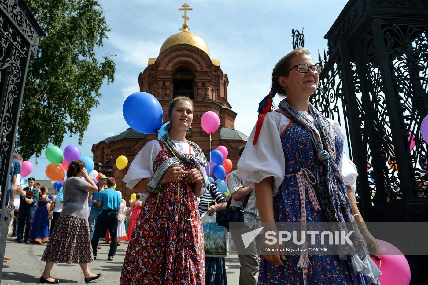 Young people take part in cross procession dedicated to Day of Family, Love and Fidelity
