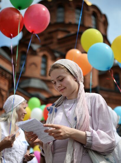 Young people take part in cross procession dedicated to Day of Family, Love and Fidelity