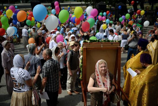 Young people take part in cross procession dedicated to Day of Family, Love and Fidelity