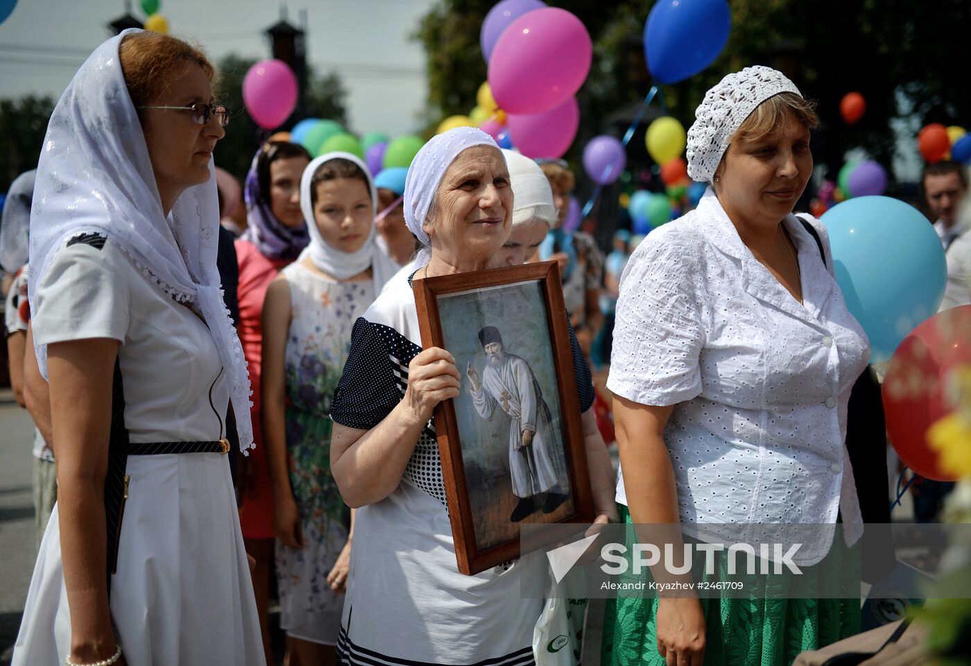 Young people take part in cross procession dedicated to Day of Family, Love and Fidelity