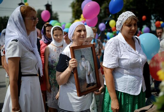 Young people take part in cross procession dedicated to Day of Family, Love and Fidelity