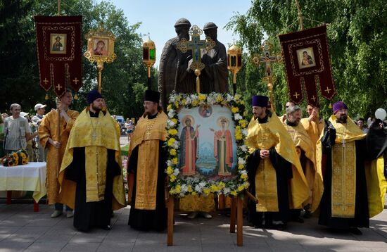 Young people take part in cross procession dedicated to Day of Family, Love and Fidelity