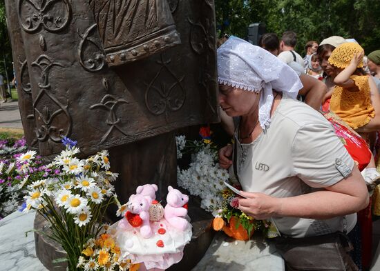 Young people take part in cross procession dedicated to Day of Family, Love and Fidelity