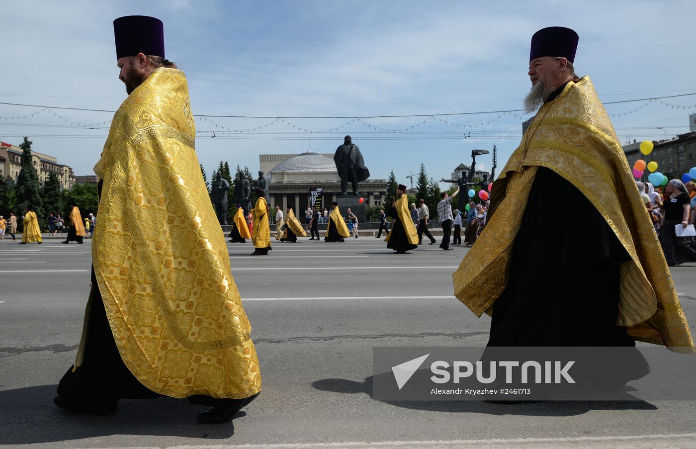 Young people take part in cross procession dedicated to Day of Family, Love and Fidelity