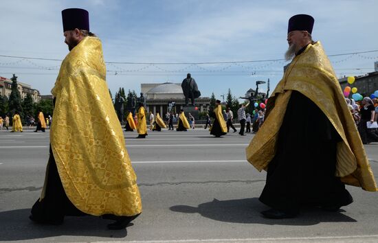 Young people take part in cross procession dedicated to Day of Family, Love and Fidelity