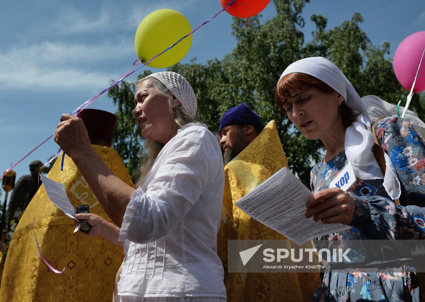 Young people take part in cross procession dedicated to Day of Family, Love and Fidelity