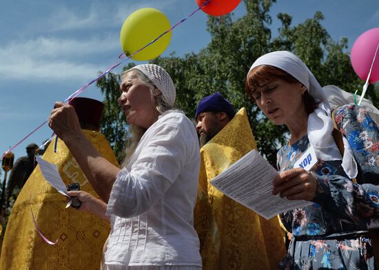 Young people take part in cross procession dedicated to Day of Family, Love and Fidelity