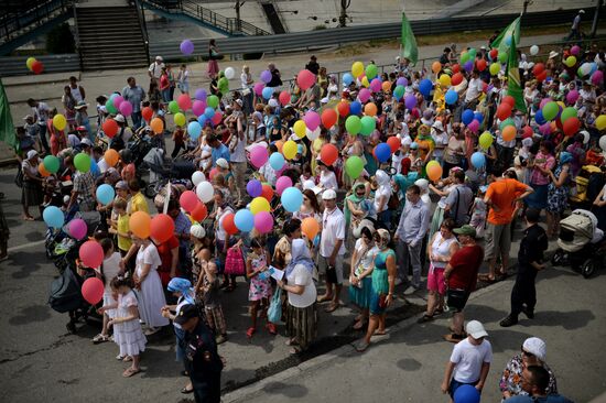 Young people take part in cross procession dedicated to Day of Family, Love and Fidelity