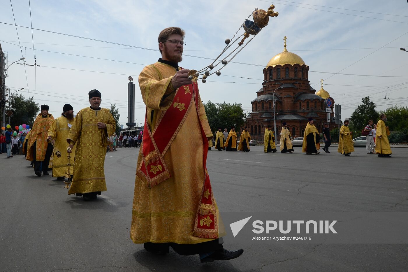 Young people take part in cross procession dedicated to Day of Family, Love and Fidelity