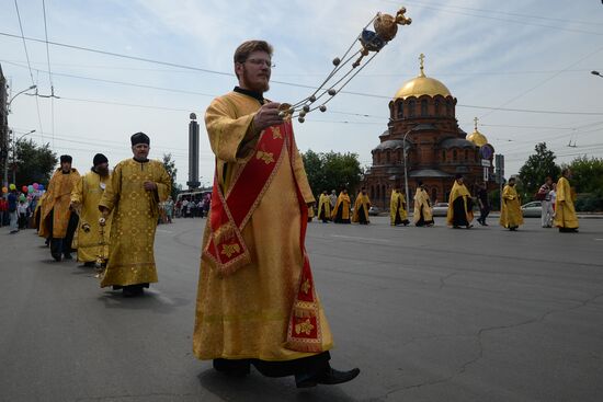 Young people take part in cross procession dedicated to Day of Family, Love and Fidelity