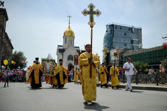 Young people take part in cross procession dedicated to Day of Family, Love and Fidelity