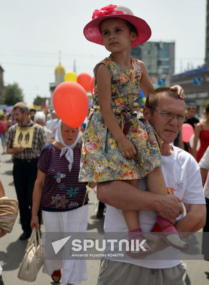 Young people take part in cross procession dedicated to Day of Family, Love and Fidelity