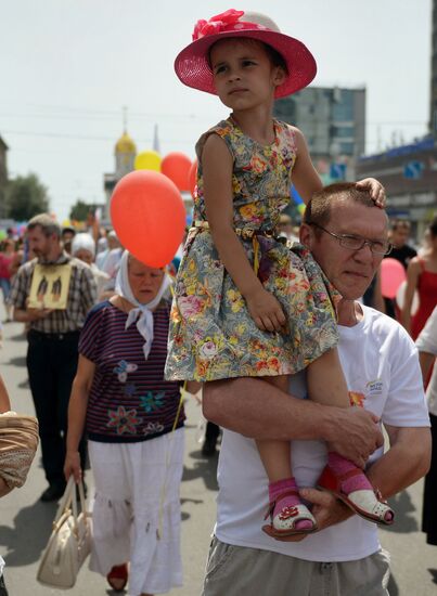 Young people take part in cross procession dedicated to Day of Family, Love and Fidelity