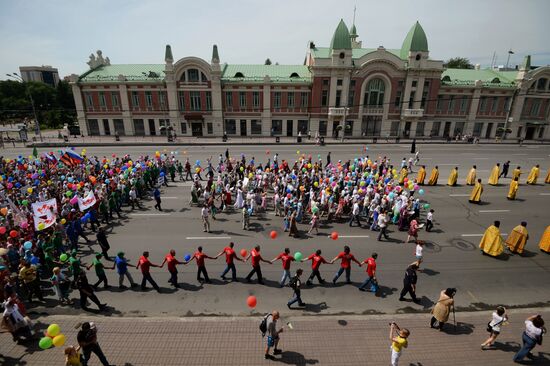 Young people take part in cross procession dedicated to Day of Family, Love and Fidelity