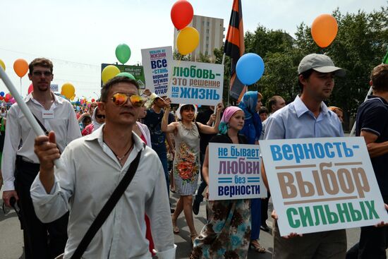 Young people take part in cross procession dedicated to Day of Family, Love and Fidelity