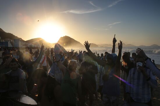 Argentine football fans see sunrise in Copacabana Beach